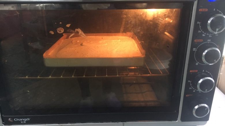 芝麻乳酪卷,放入烤箱，上下火调至180度，20分钟