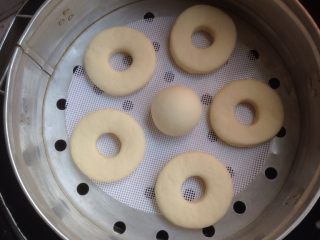 “甜甜圈”馒头,是边角料揉在一起，成圆形馒头胚，在温暖处醒发15分钟。