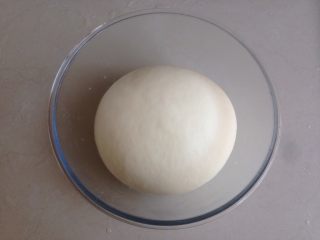 “甜甜圈”馒头,盖上保鲜膜，在温暖处发酵两倍大。