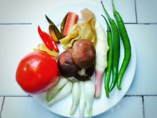香煎鲫鱼,洗净蔬菜（自己或家人喜欢的时令蔬菜）；（泡椒、泡胡萝卜、酸菜、青椒、仔姜、香菇、番茄、茭头）