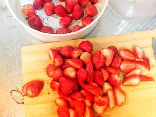 天然无添加～草莓酱,将草莓洗净，切成四分之一或二分之一