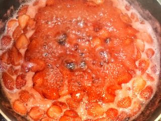 天然无添加～草莓酱,放入无水无油的锅中，先大火将草莓煮软后，改小火，慢慢熬制黏稠