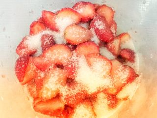 天然无添加～草莓酱,最后一层也撒上白糖，密封放在冰箱，草莓会腌渍出天然自带的水份，一夜后取出
