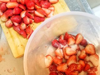 天然无添加～草莓酱,切好的草莓放在容器里，一层撒一层白糖或冰糖