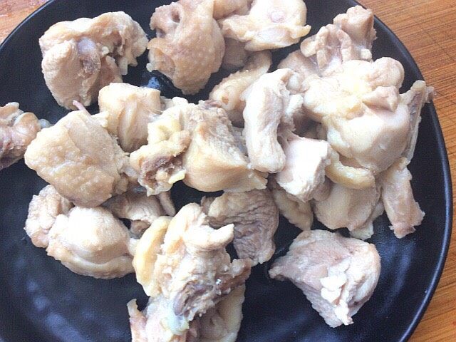 菌类料理+隔水炖蟹味菇鸡肉汤,捞出备用