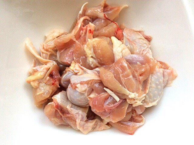 菌类料理+隔水炖蟹味菇鸡肉汤,剁小块备用