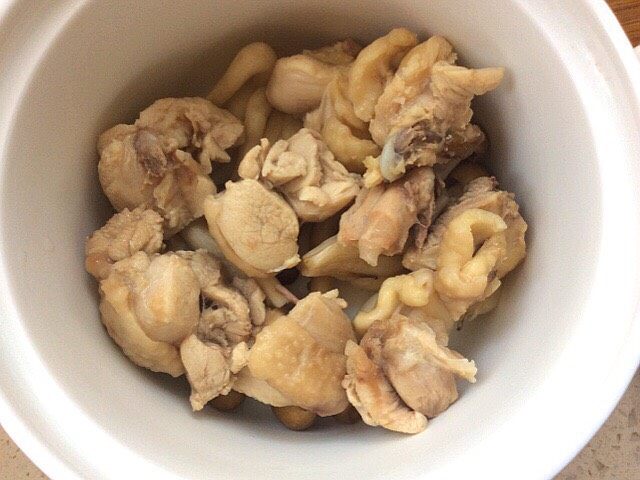菌类料理+隔水炖蟹味菇鸡肉汤,在放一层鸡肉，在放一层蟹味菇，在放一层鸡肉
