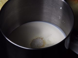 抹茶慕斯蛋糕+6寸,淡奶油中加入20克细砂糖，用打蛋器打至六成发。
