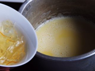 抹茶慕斯蛋糕+6寸,吉利丁片放入水，放冰箱冷藏几分钟，水淋干加入到牛奶糊中搅拌至融化，再翻拌均匀。