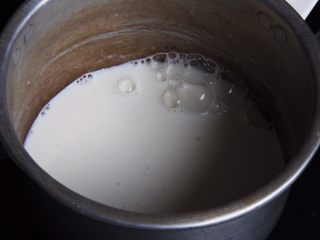 抹茶慕斯蛋糕+6寸,牛奶中加入40克细砂糖，放煤气灶上加热至沸腾关火。