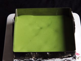 抹茶慕斯蛋糕+6寸,慕斯圈底部包裹锡纸，先放蛋糕片后倒入一半的慕斯糊。