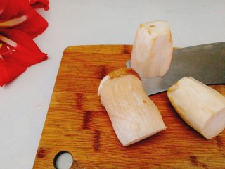 菌类料理+酱汁杏鲍菇,洗净后切成5—6厘米长的段状。