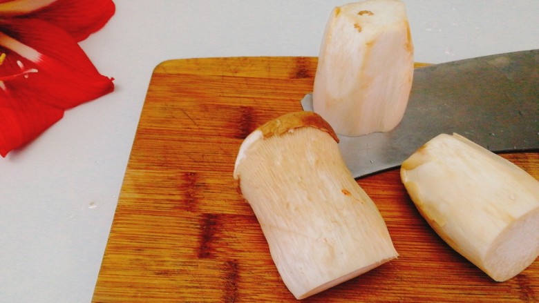 菌类料理+酱汁杏鲍菇,洗净后切成5—6厘米长的段状。