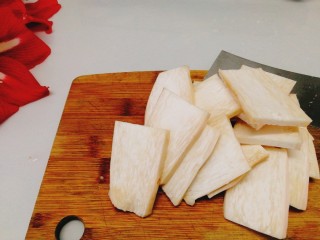 菌类料理+酱汁杏鲍菇,取其中一段，切成薄厚均匀的大片；依次完成其他。