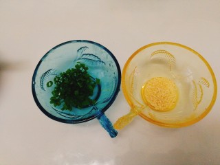 菌类料理+酱汁杏鲍菇,准备好葱花，白芝麻备用