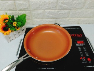 菌类料理+酱汁杏鲍菇,取一口平底锅加热