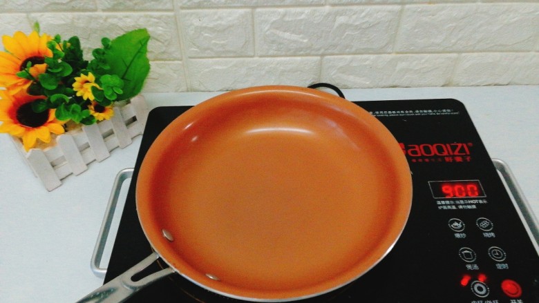 菌类料理+酱汁杏鲍菇,取一口平底锅加热