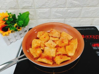 菌类料理+酱汁杏鲍菇,将杏鲍菇片放入锅中中火煎制。