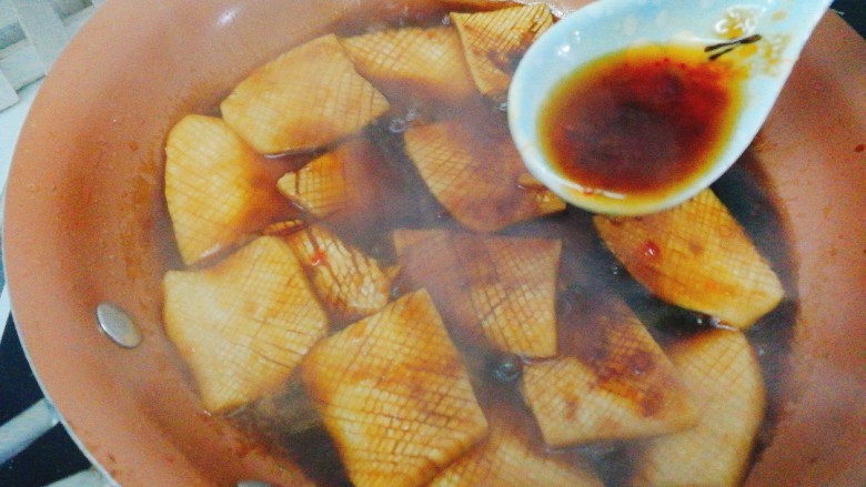 菌类料理+酱汁杏鲍菇,待杏鲍菇煎出少许水份后，加入适量腌制的料汁。