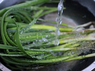 家常小炒爆三丝,韭菜摘干净后用自来水冲洗后、用清水浸泡10分钟