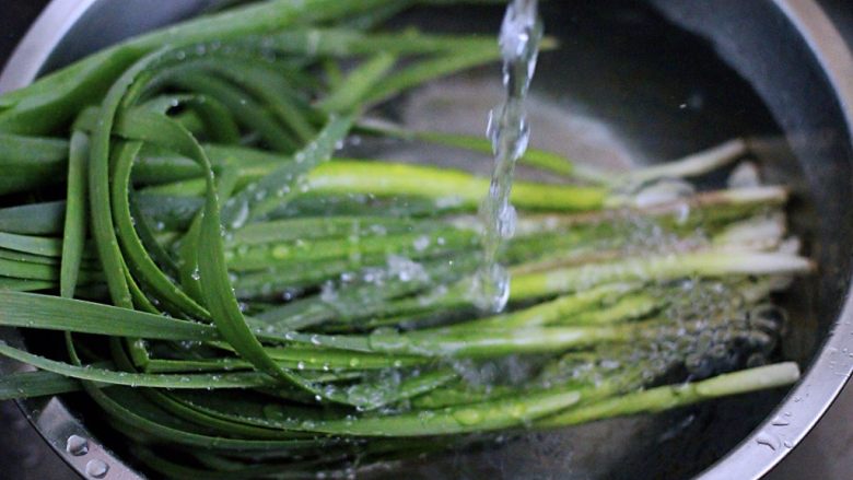 家常小炒爆三丝,韭菜摘干净后用自来水冲洗后、用清水浸泡10分钟