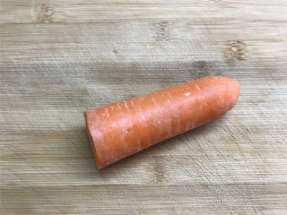 荸荠炒时蔬,胡萝卜去皮。