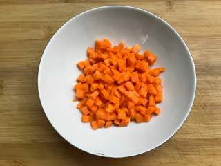 荸荠炒时蔬,胡萝卜去皮后也切成小丁。