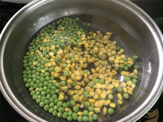 荸荠炒时蔬,玉米粒和青豆粒洗净用水焯下。