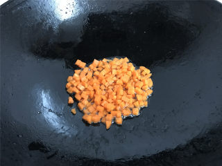 荸荠炒时蔬,锅中倒入适量油七成热后先放入胡萝卜粒翻炒。