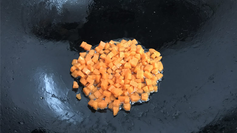 荸荠炒时蔬,锅中倒入适量油七成热后先放入胡萝卜粒翻炒。
