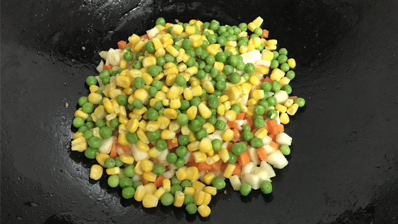 荸荠炒时蔬,接着把焯好水的玉米粒和青豆粒放进去一起翻炒均匀。