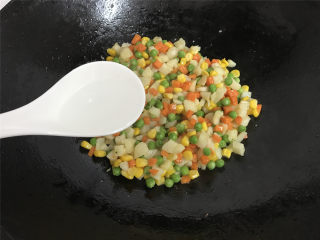 荸荠炒时蔬,炒匀后加入少许水煮开。