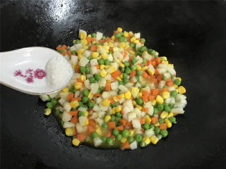 荸荠炒时蔬,最后加入少许糖调味后即可装盘出锅。