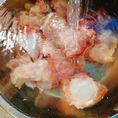 菌类料理+香菇玉米胡萝卜筒骨汤,将骨头冲洗干净