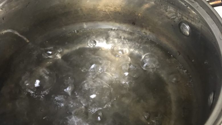 秒杀大排档的辣子炒蛤蜊,烧一锅水，水开后放入蛤蜊