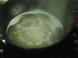 布袋鸡,蒸鸡原汤倒入锅中，如果量不够，可以加入一碗排骨汤，烧开