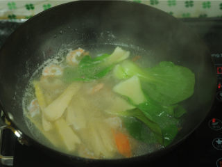 布袋鸡,将笋片和上海青、胡萝卜片也放进去烫熟，加盐、酱油、料酒调味烧开