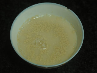 黑芝麻馒头,酵母粉用温水调匀
