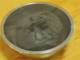 黑芝麻馒头,将揉好的面团盖上保鲜膜，放在温暖的地方二发至两倍大