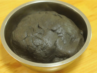 黑芝麻馒头,所有的食材放入厨师机，和成团