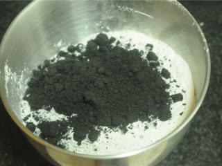 黑芝麻馒头,黑芝麻酱、黑芝麻粉和面粉一起倒入容器
