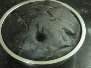 黑芝麻馒头,用手撮进去，洞口不回缩，不坍塌就表示发酵成功了