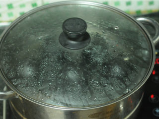 黑芝麻馒头,此时面团表面光滑，重量变轻，将二发好的面团放入蒸锅，大火蒸15分钟左右即可