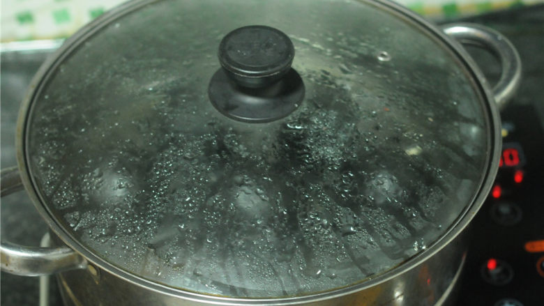 黑芝麻馒头,此时面团表面光滑，重量变轻，将二发好的面团放入蒸锅，大火蒸15分钟左右即可