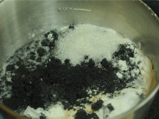 黑芝麻馒头,将白糖放在和盐相对的一边，不要接触