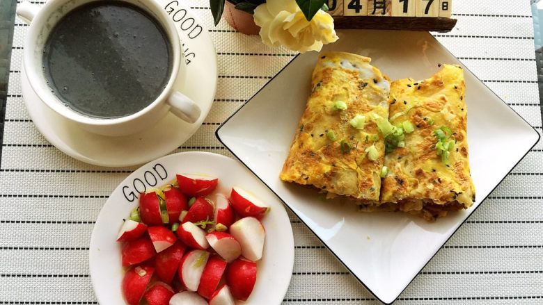 玉米面煎饼,配上樱桃萝卜，黑芝麻糊，一顿丰富的早餐就👌了
