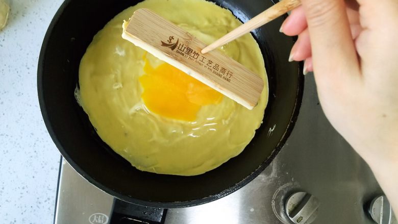 玉米面煎饼,把鸡蛋打散，打匀