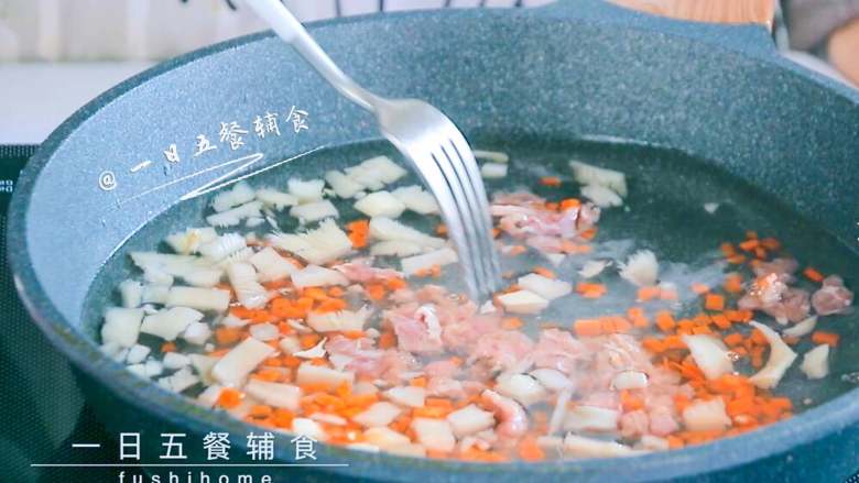什锦豆腐羹,蘑菇碎、胡萝卜碎放锅中，将肉划散，大火煮开转小火4分钟。