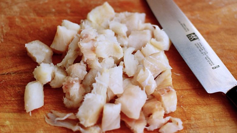鳕鱼蛋卷（宝宝辅食）,把沥干水分的鳕鱼用刀切块