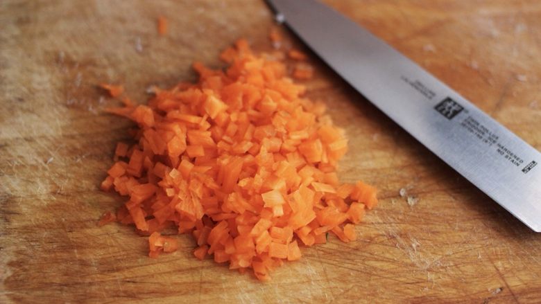 鳕鱼蛋卷（宝宝辅食）,洗净的胡萝卜用刀切碎